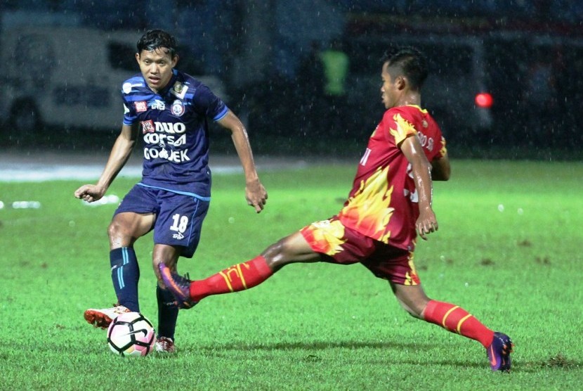 Gelandang Arema FC, Adam Alis Setyano (kiri) berusaha melewati adangan pemain Bhayangkara FC, Zulfiandi dalam pertandingan Liga 1 di Stadion Kanjuruhan, Malang, Ahad (23/4). Keduanya akan bermain untuk Sriwijaya FC pada musim depan.