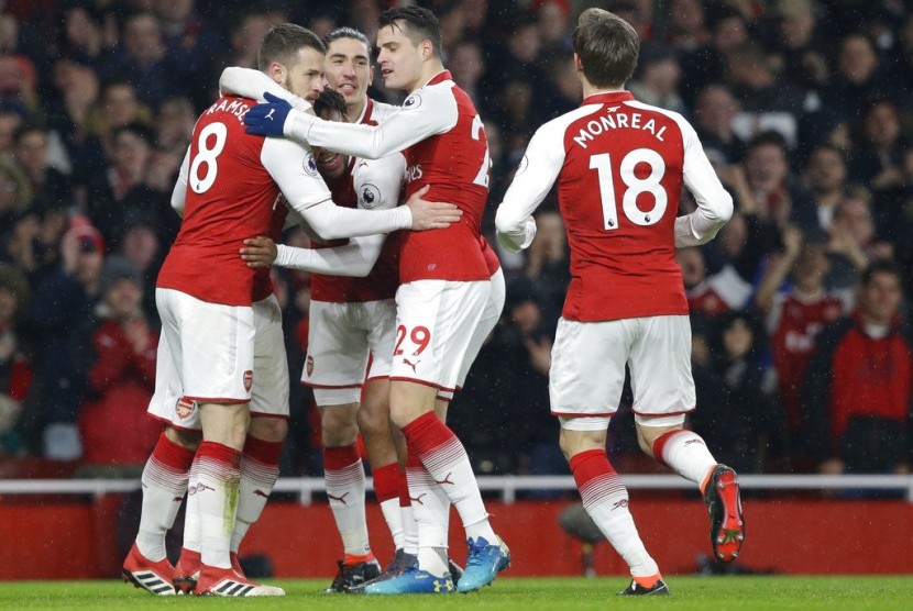 Gelandang Arsenal Aaron Ramsey (kiri) merayakan golnya ke gawang Everton bersama rekan-rekannya.