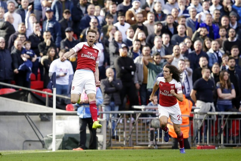 Gelandang Arsenal Aaron Ramsey (kiri) merayakan golnya ke gawang Tottenham Hotspur.