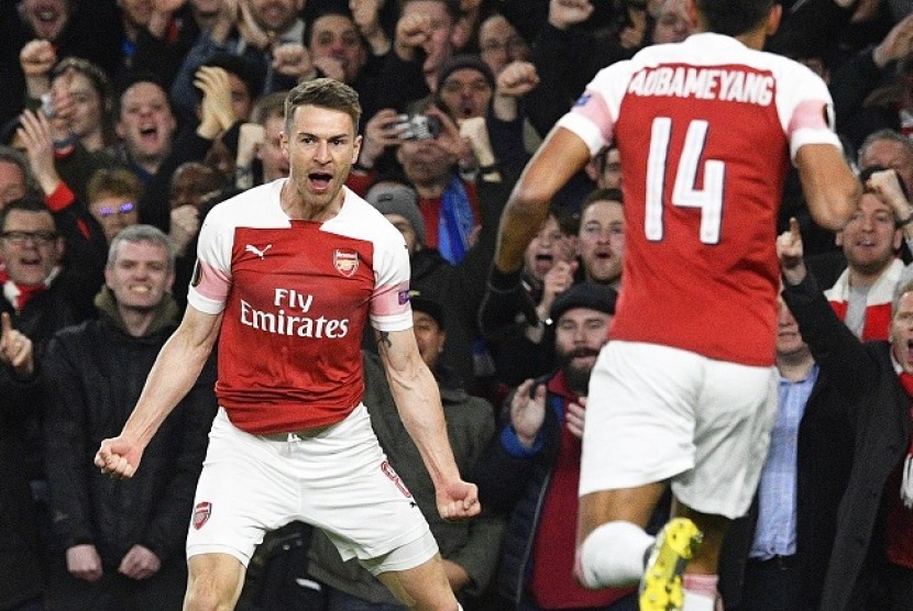 Gelandang Arsenal Aaron Ramsey (kiri) merayakan golnya ke gawang Napoli.