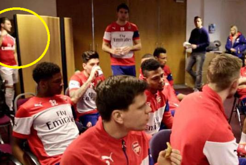 Gelandang Arsenal Aaron Ramsey tidak sengaja membocorkan jersey Arsenal yang baru untuk musim depan