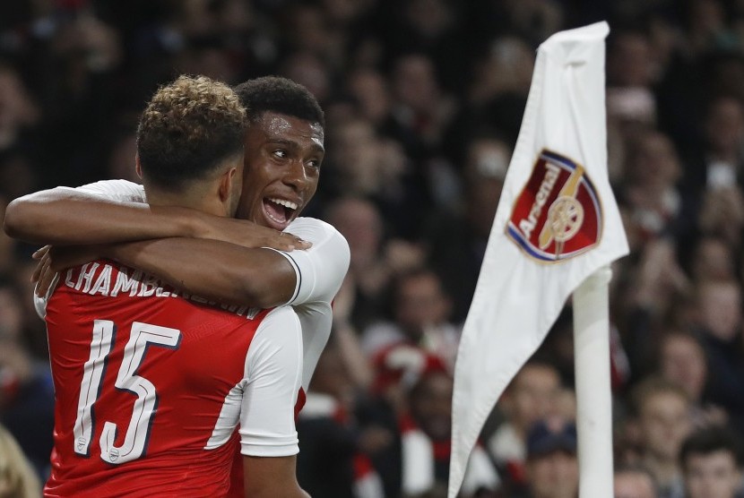 Gelandang Arsenal Alex Iwobi (kanan), merayakan gol rekannya, Alex Oxlade-Chamberlain pada laga Piala Liga Inggris lawan Reading di stadion Emirates, Rabu (26/10) dini hari WIB. Pada laga itu, Arsenal menang 2-0.