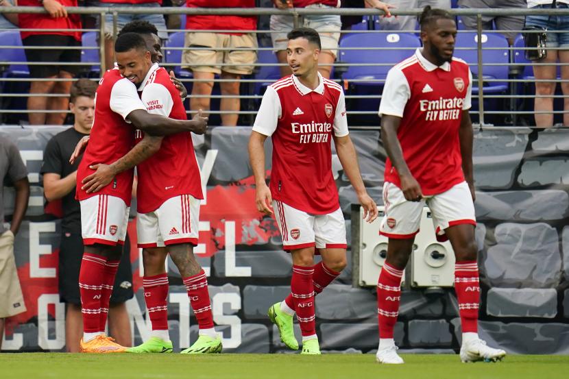  Gelandang Arsenal Bukayo Saka, kiri, dipeluk oleh Gabriel Jesus.