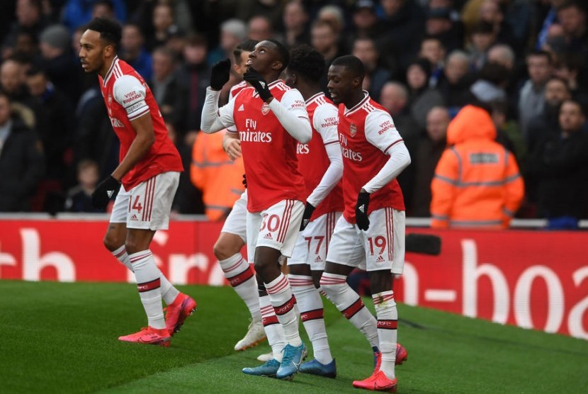 Gelandang Arsenal Eddi Nketiah (tengah) merayakan golnya ke gawang Everton. 