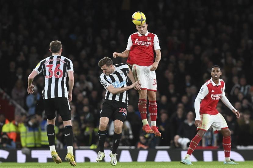 Gelandang Arsenal Granit Xhaka menyundul bola dalam pertandingan melawan Newcastle United di Liga Primer Inggris. Arsenal ditahan imbang 0-0 oleh Newcastle di Stadion Emirates, Rabu (4/1/2023) dini hari WIB.