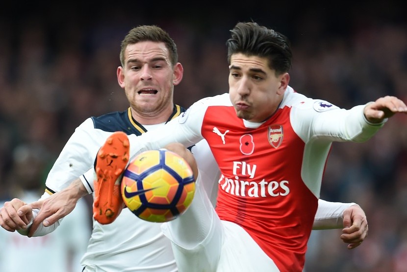 Gelandang Arsenal, Hector Bellerin saat laga lawan Tottenham Hotspur di stadion Emirates, Ahad (6/11). Bellerin dikabarkan segera menandatangani kontrak baru bersama the Gunners.