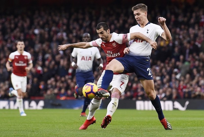 Gelandang Arsenal Henrikh Mkhitaryan (kedua kanan) berebut bola dengan pemain Tottenham Hostpur Juan Foyth.