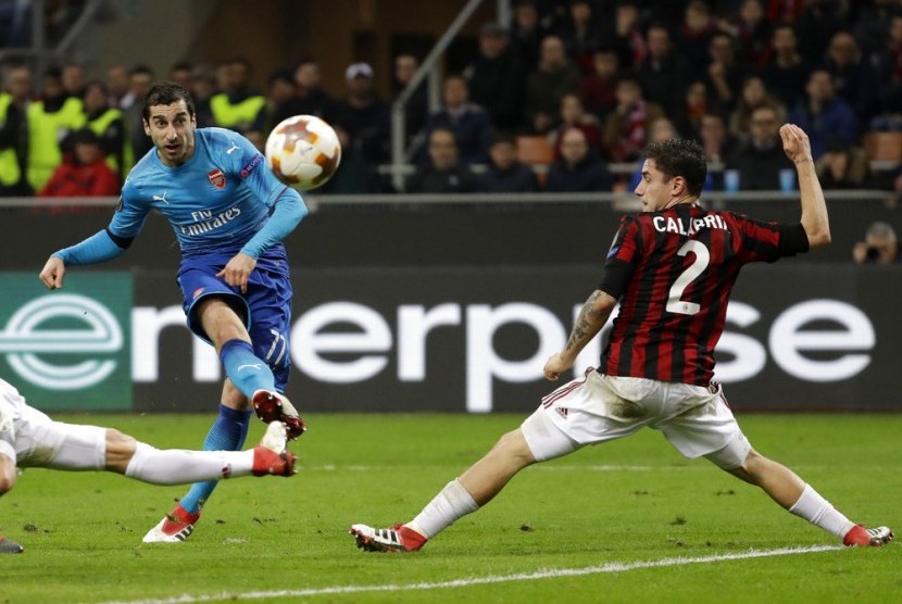 Gelandang Arsenal Henrikh Mkhitaryan melepaskan tendangan saat menghadapi AC Milan pada pertandingan leg pertama babak 16 besar Liga Europa, Jumat (9/3) dini hari WIB.