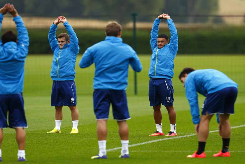 Gelandang Arsenal, Jack Wilshere (dua kiri), bersama rekan setimnya menggelar latihan di London Colney, London utara, Selasa (26/8). 