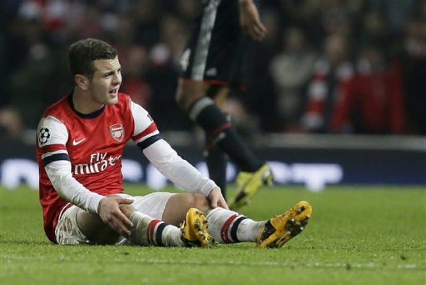 Gelandang Arsenal Jack Wilshere terduduk lemas setelah timnya ditaklukkan Bayern Muenchen di Emirates Stadium pada leg pertama 16 besar Liga Champions, Rabu (20/2).