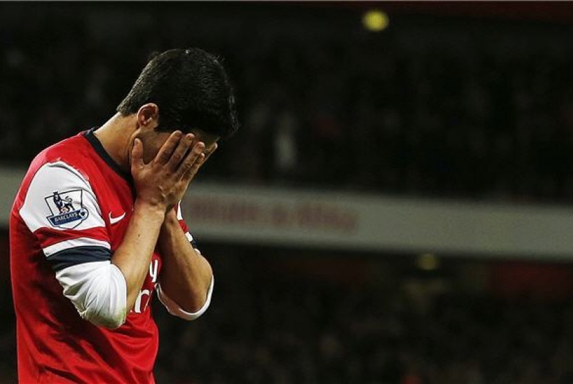 Gelandang Arsenal, Mikel Arteta, tertunduk lesu setelah gagal melakukan eksekusi penalti saat menghadapi Fulham di laga Liga Inggris di Stadion Emirates, London, Sabtu (10/11). 