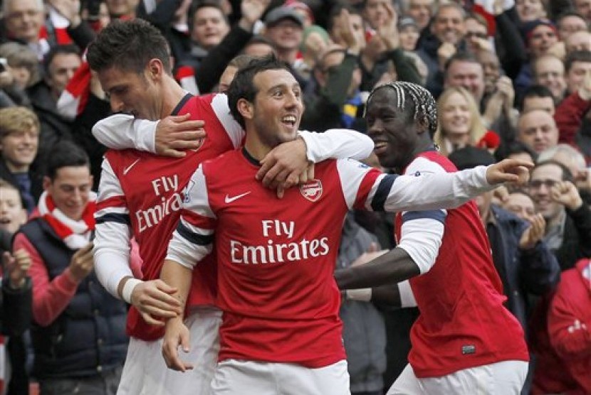 Gelandang Arsenal, Santi Cazorla, bersama rekan-rekannya merayakan golnya ke gawang Tottenham Hotspur pada laga derby London utara di Emirates Stadium, Sabtu (17/11) malam, Pada pertandingan tersebut The Gunners menang dengan skor telak 5-2.