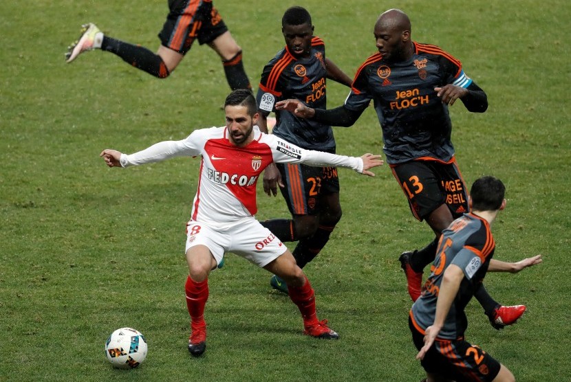 Gelandang AS Monaco, Joao Moutinho (tengah) dikawal beberapa pemain FC Lorient pada laga Ligue 1 di stadion Louis II, Ahad (22/1). Monaco menang telak, 4-0.