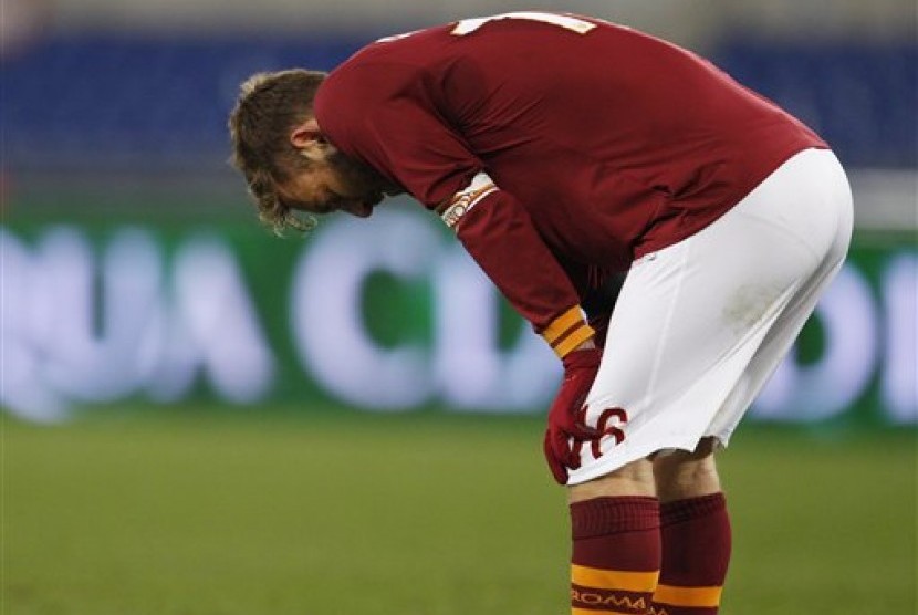 Gelandang AS Roma, Daniele De Rossi, tampak kecewa usai timnya gagal menang.