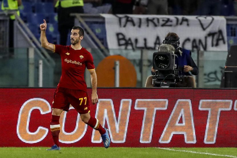 Gelandang AS Roma, Henrikh Mkhitaryan usai mencetak gol ke gawang Empoli.