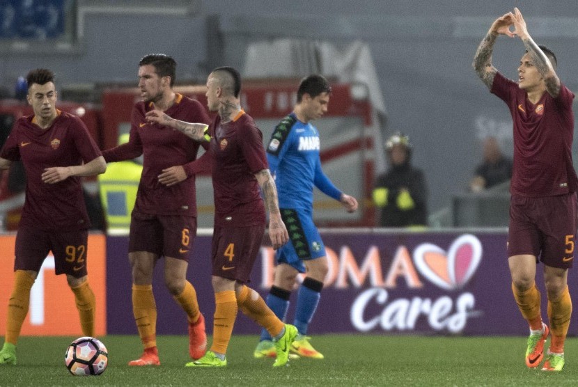 Gelandang AS Roma, Leandro Paredes (kanan) merayakan gol ke gawang Sassuolo pada laga Serie A di Olimpico, Ahad (19/3). Roma menang 3-1.