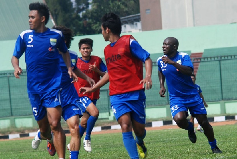 Gelandang asal Kamerun yang baru bergabung dengan tim Persib Bandung, Mbida Messi (kanan), melakukan sesi latihan di Stadion Siliwangi, Bandung, Jabar, Selasa (25/9). 