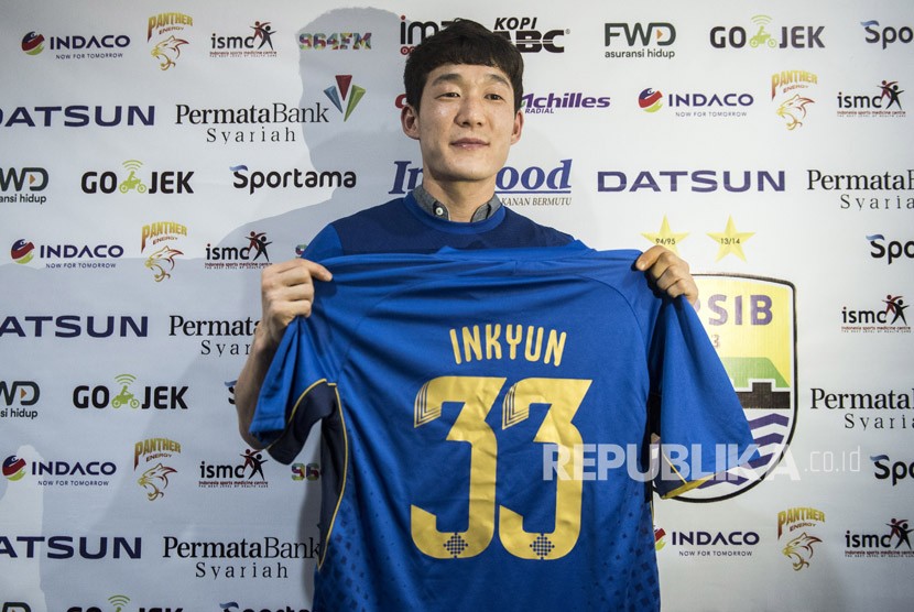 Gelandang asal Korea Selatan In-Kyun Oh menunjukkan nomor punggung di Graha Persib, Bandung, Jawa Barat, Jumat (5/1). 