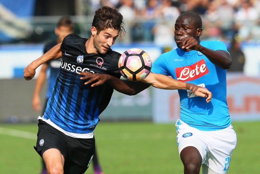 Bek Napoli Kalidou Koulibaly (kanan) tak memperkuat timnya menghadapi Inter Milan di leg pertama semifinal Coppa Italia 2019/2020.