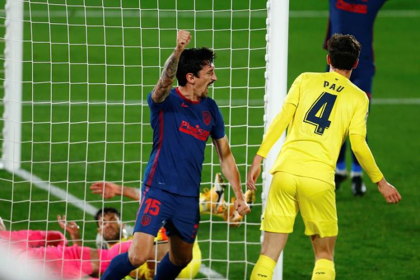 Gelandang Atletico Madrid Stefan Savic (kiri) merayakan golnya ke gawang Villarreal.