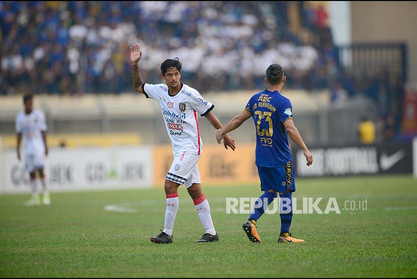 Gelandang Bali United irfan Bachdim dan adik iparnya gelandang Persib Bandung Kim Kurniawan.