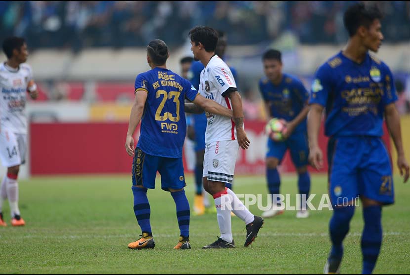 Gelandang Bali United irfan Bachdim dan adik iparnya gelandang Persib Bandung Kim Kurniawan pada pertandingan Gojek Traveloka Liga 1 antara Persib Bandung melawan Bali United, Kamis (21/9) di Stadion Si Jalak Harupat, Kab Bandung.