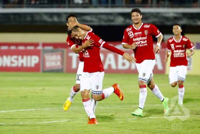 Gelandang Bali United Loudry M Setiawan memeluk rekannya I Made Wirahadi yang baru mencetak gol ke gawang Perseru Serui.