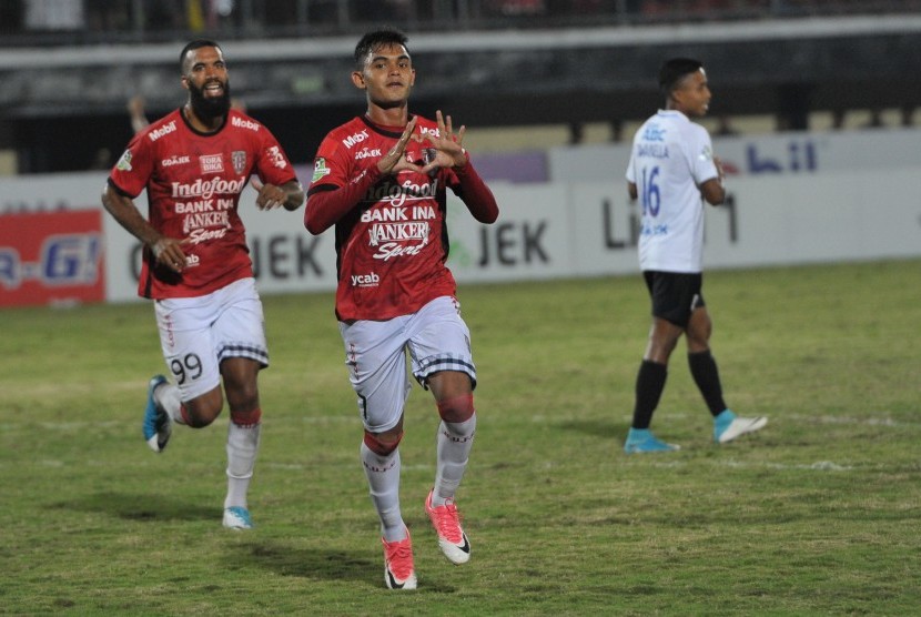 Miftahul Hamdi (kedua kiri) saat masih memperkuat Bali United.