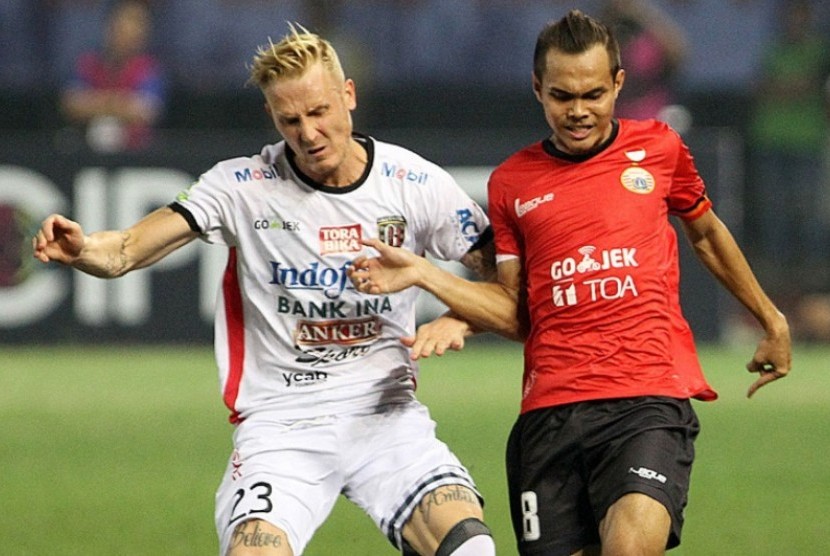 Gelandang Bali United Nick van der Velden berduel dengan bek Persija Rezaldi Hehanusa.