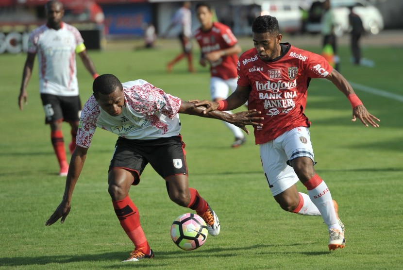 Gelandang Bali United, Yabes Roni (kanan).