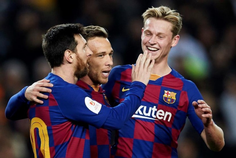 Gelandang Barcelona Arthur Melo (tengah) saat merayakan gol bersama Lionel Messi (kiri) dan Frenki De Jong.