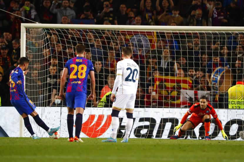 Gelandang Barcelona, Ferran Torres mencetak gol dari titik putih ke gawang Napoli pada Jumat (18/2/2022).