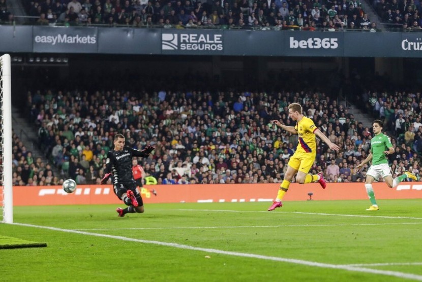 Gelandang Barcelona, Frenkie de Jong mencetak gol ke gawang Real Betis.