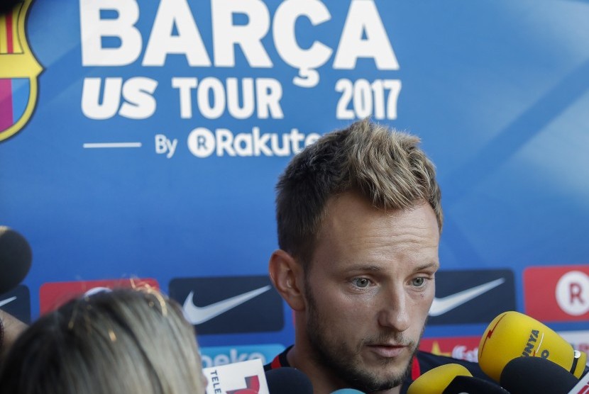 Gelandang Barcelona, Ivan Rakitic memberikan keterangan kepada wartawan saat tur pramusim tim di Amerika Serikat, Sabtu (29/7).