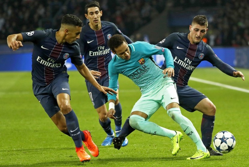 Gelandang Barcelona, Neymar di antara kepungan pemain Paris Saint-Germain (PSG) pada suatu laga Liga Champions musim 2016/2017. Neymar dilaporkan segera hijrah ke PSG.