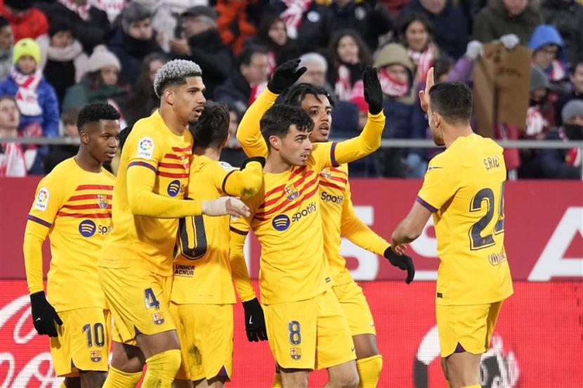 Gelandang Barcelona Pedri (tengah) merayakan golnya ke gawang Girona dalam pertandingan La Liga Spanyol.