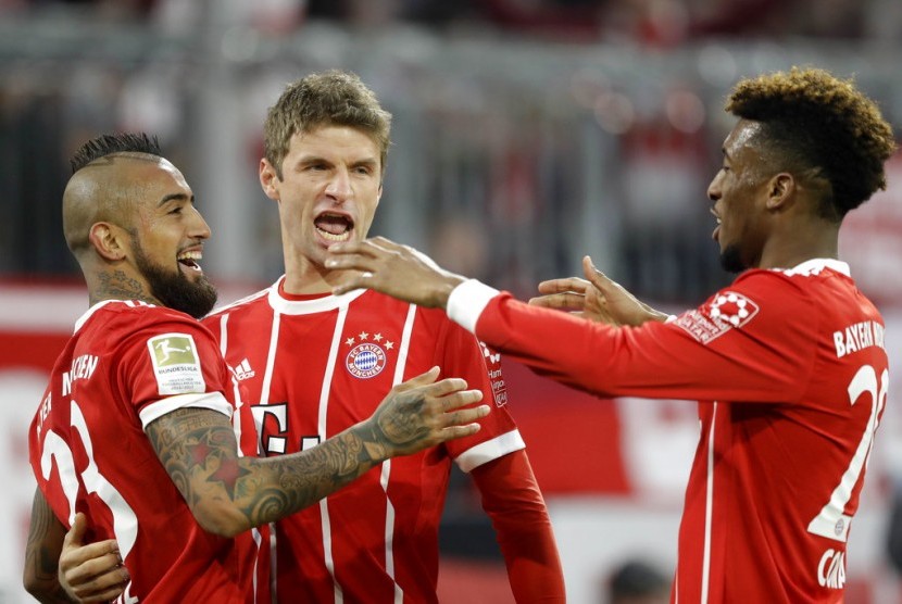 Gelandang Bayern Muenchen, Arturo Vidal (kiri) merayakan golnya ke gawang Hoffenheim pada laga Bundesliga di Allianz Arena, Sabtu (27/1). Muenchen menang 5-2.