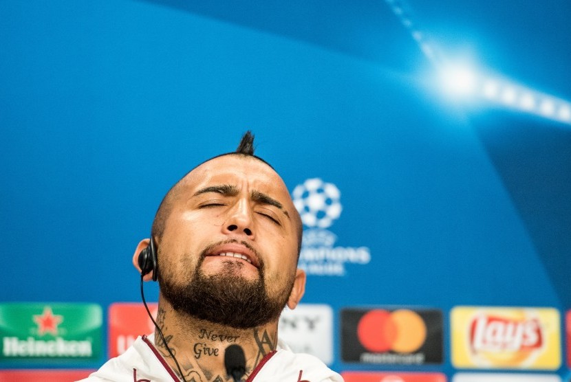 Gelandang Bayern Muenchen, Arturo Vidal saat memberikan keterangan pers Liga Champions di Munich, Jerman, Selasa (11/4).