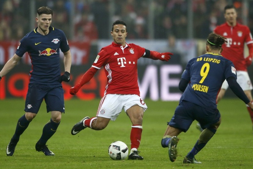 Gelandang Bayern Muenchen Thiago Alcantara (tengah) saat melawan RB Leipzig.