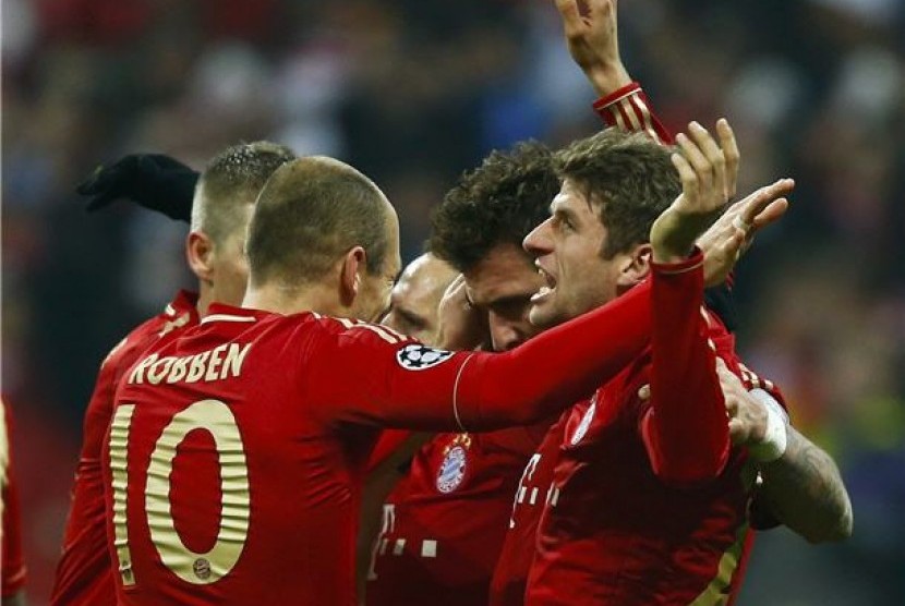 Gelandang Bayern Muenchen, Thomas Mueller (kanan), melakukan selebrasi bersama rekan setim usai menjebol gawang Juventus di leg pertama babak perempat final Liga Champions di Muenchen pada Selasa (2/4). 