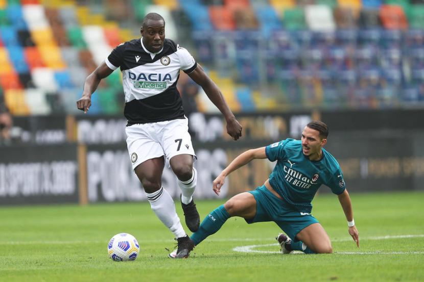Gelandang bertahan AC Milan Ismael Bennacer (kanan) menjegal pemain Udinese Stefano Okaka dalam pertandingan Serie A Italia melawan Milan, Ahad (1/11).
