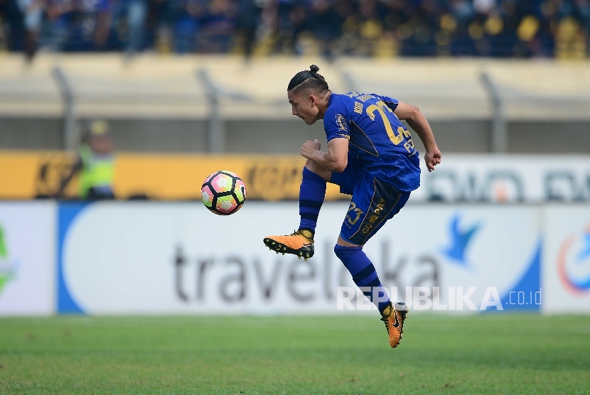 Gelandang bertahan Persib Bandung Kim Kurniawan menahan bola pada pertandingan Gojek Traveloka Liga 1 antara Persib Bandung melawan Bali United, Kamis (21/9) di Stadion Si Jalak Harupat, Kab Bandung. Pertandingan tersebut berakhir imbang 0-0.
