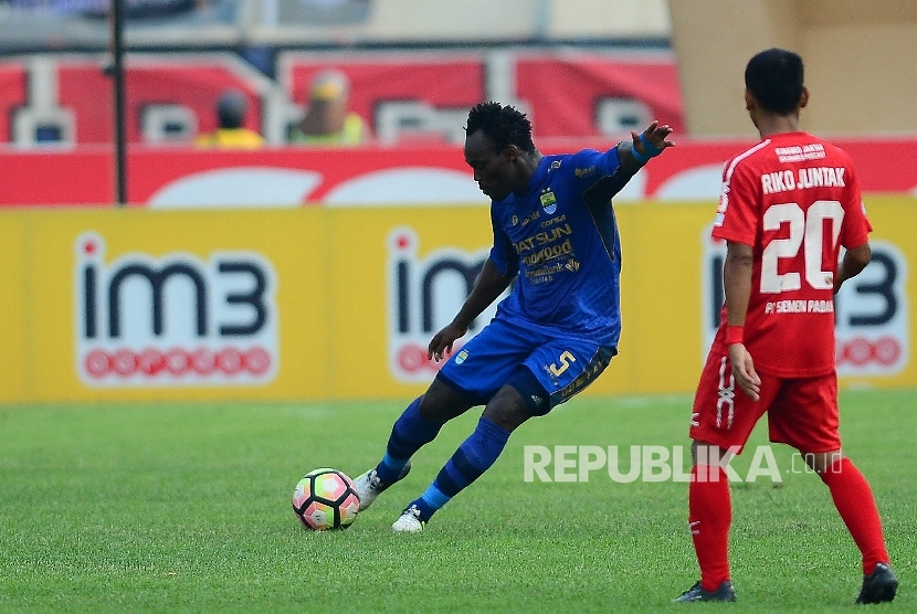 Gelandang bertahan Persib Bandung Michael Essien pada pertandingan Gojek Traveloka Liga 1 melawan Semen Padang FC di Stadion Si Jalak Harupat, Kab Bandung, Sabtu (9/9). 