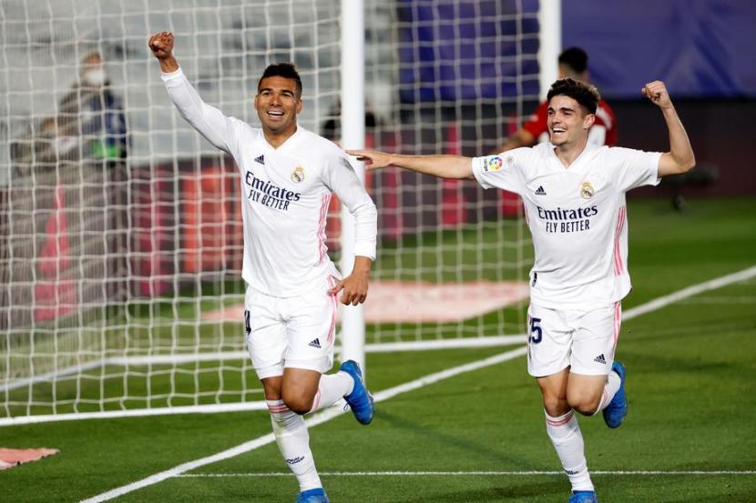 Gelandang bertahan Real Madrid, Casemiro (kiri) merayakan gol ke gawang Osasuna pada laga lanjuta La Liga di Stadion Alfredo Di Stefano, Ahad (2/5) dini hari WIB. Madrid menang 2-0.