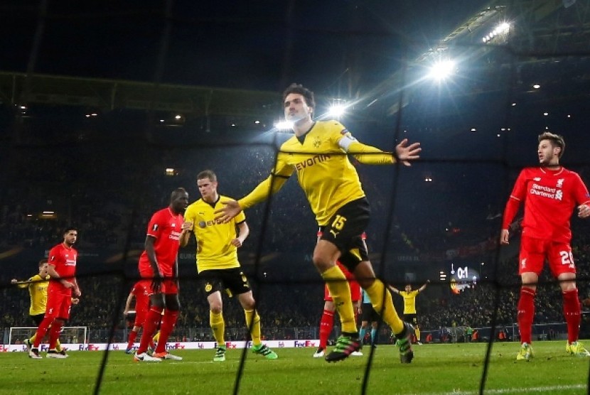 Gelandang Borussia Dortmund Matt Hummels (tengah) merayakan golnya ke gawang Liverpool.