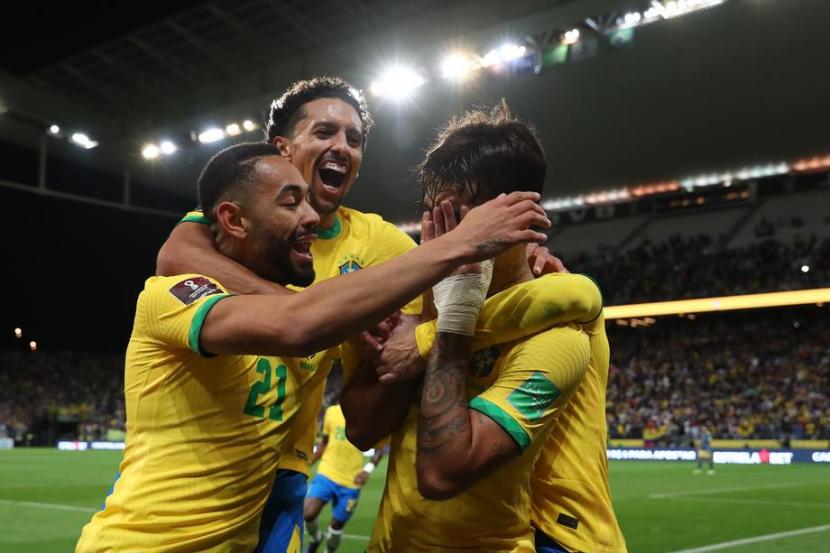 Gelandang Brasil Lucas Paqueta (kanan) menangis setelah mencetak gol ke gawang Kolombia pada laga kualifikasi Piala Dunia 2022 Zona Conmebol. Brasil mengalahkan Kolombia 1-0.