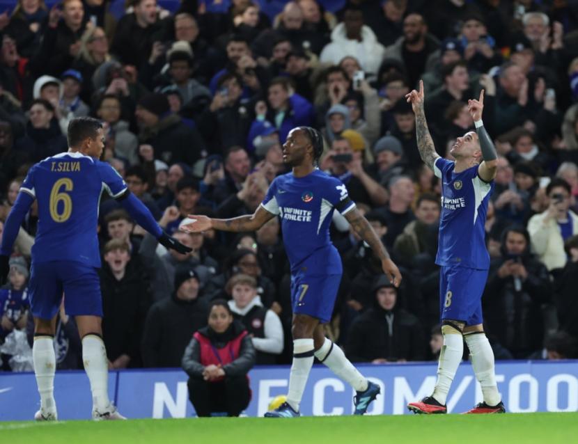 Gelandang Chelsea Enzo Fernandez (kanan) merayakan gol yang dicetaknya ke gawang Middlesbrough dalam semifinal Piala Carabao di Stamford Bridge, London, Rabu (24/1/2024).