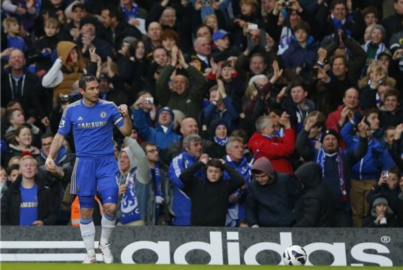 Gelandang Chelsea, Frank Lampard, melakukan selebrasi usai menjebol gawang West Ham United di laga Liga Primer Inggris di Stadion Stamford Bridge, London, Ahad (17/3). 