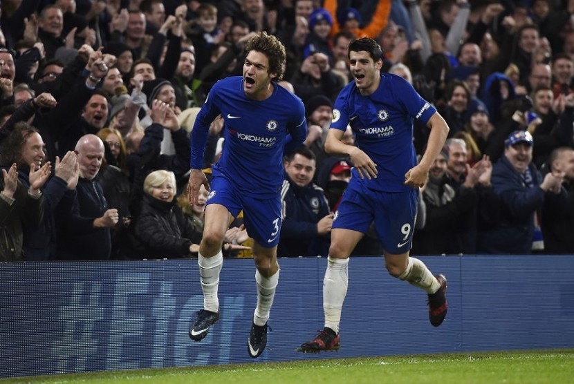 Gelandang Chelsea Marcos Alonso (kiri) merayakan golnya ke gawang Brighton Hove and Albion.