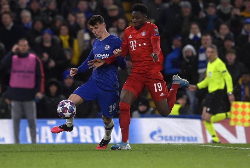 Gelandang Chelsea Mason Mount (kiri) berduel bola dengan bek sayap Bayern Muenchen Alphonso Davies.